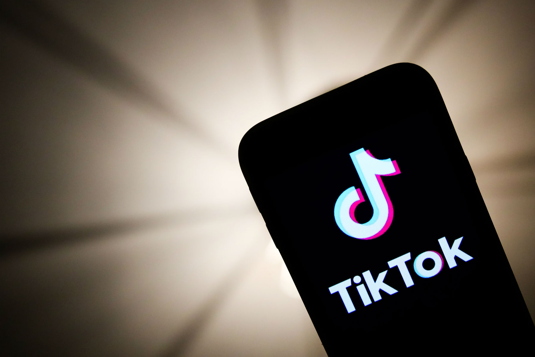 TikTok miał ograniczać zasięgi „brzydkim”, biednym oraz niepełnosprawnym użytkownikom